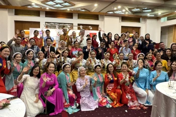 Artists and guests at the event (Photo: VNA)