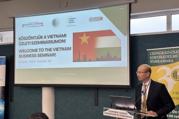 Vietnamese Ambassador to Hungary Bui Le Thai speaks at the seminar on trade promotion between the two countries in Szeged on October 28, 2025. (Photo: VNA)