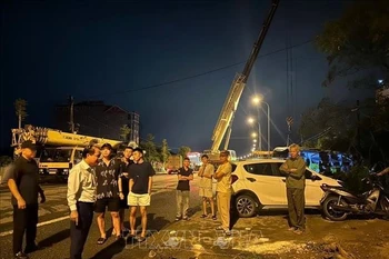 Emergency services in Song Tri ward at the scene to conduct rescue operations, secure the area, and investigate the cause of the accident. (Photo: VNA)