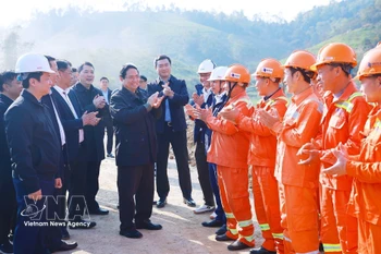 Prime Minister Pham Minh Chinh visits and encourages workers at Dong Dang–Tra Linh expressway construction site. (Photo: VNA)