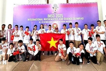 The Vietnamese student team at the 22nd International Mathematics and Science Olympiad (Photo: at the courtesy of the Vietnamese delegation)