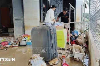 People in Ninh Phuoc commune, Khanh Hoa province clean up their houses after the flood. (Photo: VNA)