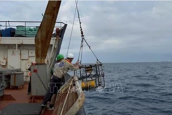 Sediment sampling activities on Vietnam’s continental shelf conducted by the survey team. (Photo released by VNA).