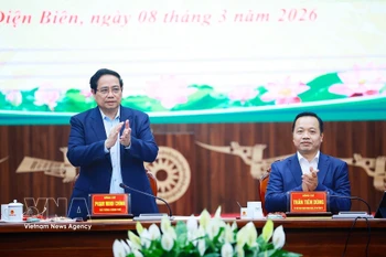 Prime Minister Pham Minh Chinh (L) at the working session with leaders of the Dien Bien provincial People’s Committee on March 8. (Photo: VNA)