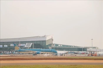 A wide-body Boeing 787-9 aircraft operated by Vietnam Airlines lands safely at Long Thanh International Airport in a test flight on December 15. (Photo: VNA)