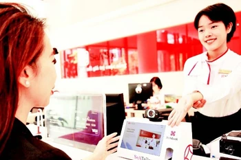 SeABank simultaneously adopts emission-management practices, optimises energy use, accelerates digital transformation and promotes green habits within the organisation. (Photo: nhandan.vn)