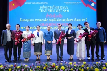 Vietnamese and Lao delegates take a group photo at the closing ceremony of Vietnam Film Week in Vientiane (Photo: VNA)