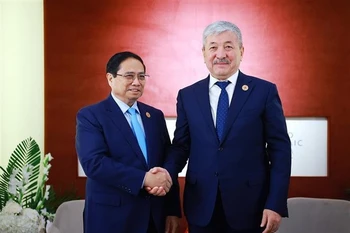 Prime Minister Pham Minh Chinh (L) meets with his counterpart from Kyrgyzstan Adylbek Kasimalyev on June 25 on the sidelines of the 16th Annual Meeting of the New Champions of the World Economic Forum (WEF) in Tianjin city, China (Photo: VNA)