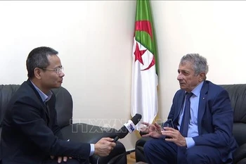Mourad Lamoudi (R), member in charge of external relations of the Central Committee of the National Liberation Front (FLN) grants an interview to the Vietnam News Agency (VNA)’s correspondent in Algiers (Photo: VNA)