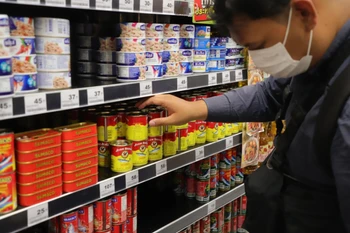 A shopper browses items at a supermarket. A grace period of one year is expected for a potential sodium tax to allow manufacturers sufficient time to adjust product formulations. (Photo: bangkokpost.com)