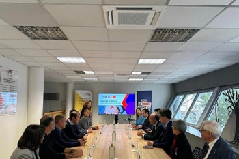 A working session between Vietnamese Ambassador to France Dinh Toan Thang and the Pyrénées-Orientales business association (Photo: VNA)