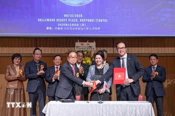 Representatives of VJBA and Ushiyama Sewing Academy sign a cooperation agreement at the event (Photo: VNA)