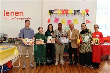 Representatives of the General Association of Vietnamese in Belgium (UGVB) present Vietnamese-language books to the Muntpunt Library. (Photo: VNA)