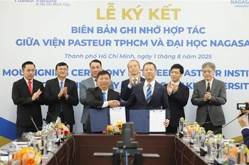 At the signing ceremony of the Pasteur Institute in Ho Chi Minh City and Nagasaki University of Japan on August 1. (Photo: VNA)
