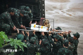Military personnel prepare for the detonation of unexploded ordnance. (Photo: VNA)
