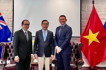 Vietnamese Ambassador to Australia Pham Hung Tam (centre) and Anthony McFarlane (right), communication director of Sunrice Group and Lao Ambassador to Australia, Chatoulong Bouasisavath. (Photo: VNA)