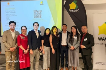 Vietnamese Consul General in Perth Nguyen Thanh Ha (second from right) and business representatives at the forum (Photo: VNA)