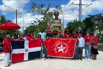 At the flower-laying ceremony (Photo: VNA)