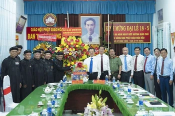 The delegation of An Giang leaders and representatives of the Central Executive Board of the Hoa Hao Buddhist Sangha at the event on June 11. (Photo: VNA)