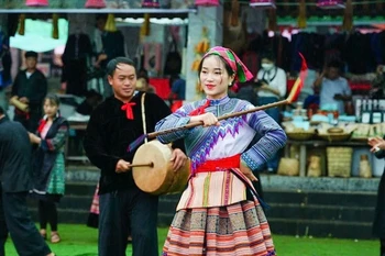 A Mong woman performs traditional dance (Photo: VNA)