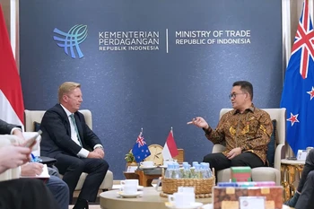 Minister of Trade, Budi Santoso (right), and New Zealand Minister of Trade and Investment, Todd Michael McClay (left), during a bilateral meeting in Jakarta on August 7. (Photo: ANTARA)