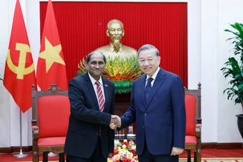 Party General Secretary To Lam (R) and outgoing Singaporean Ambassador to Vietnam Jaya Ratnam (Photo: VNA)