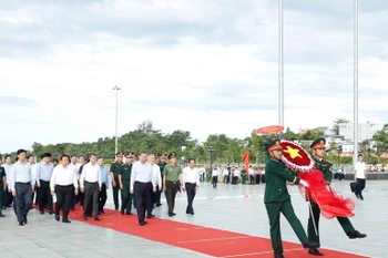Party General Secretary To Lam pays floral tribute to President Ho Chi Minh at the late leader's monument. (Photo: VNA)