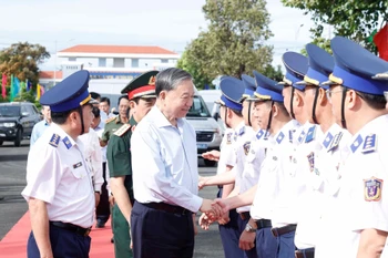 Party General Secretary To Lam and officers of the Coast Guard Region 4 Command. (Photo: VNA)