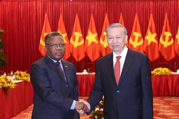 General Secretary To Lam (R) welcomes Politburo member of the People's Movement for the Liberation of Angola (MPLA) Jorge Inocenio Dombolo to Vietnam to attend the 50th anniversary of the Liberation of the South and National Reunification in Ho Chi Minh City on April 29, 2025. (Photo: VNA)