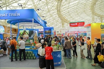Visitors at the Autumn Fair 2025 (Photo: VNA)