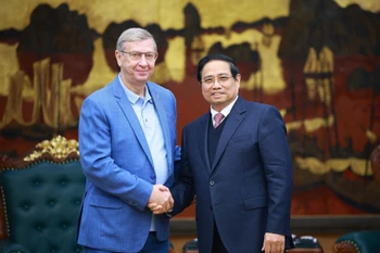 Prime Minister Pham Minh Chinh (R) and founder of AFK Sistema Vladimir Petrovich Evtushenkov (Photo: VNA)