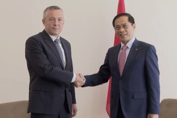 Deputy Prime Minister and Minister of Foreign Affairs Bui Thanh Son (R) shakes hands with Ambassador Heraldo Munoz, Special Envoy of the Chilean President for Ocean affairs, and former Minister of Foreign Affairs of Chile. (Photo: VNA)