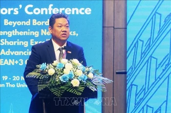 Associate Prof. Dr. Thanapan Laiprakobsup, Executive Director of the ASEAN University Network, speaks at the event (Photo: VNA)