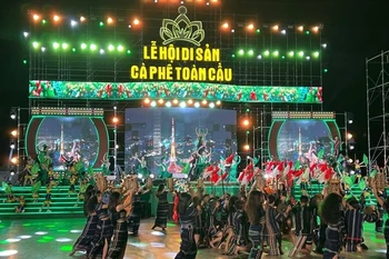 A folk dance is performed at the opening ceremony of the first Global Coffee Heritage Festival. (Photo: VNA)