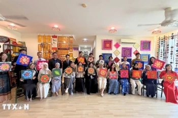 UBD students decorate traditional Vietnamese and Bruneian motifs during a cultural exchange (Photo: VNA)