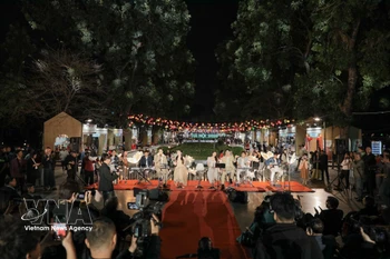 Guests experience an outdoor music performance featuring a live orchestra at the opening ceremony of the Hanoi Tourism Festival 2026 at Thong Nhat Park on March 13 evening. (Photo: VNA)