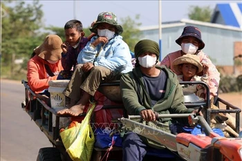 Cambodian residents are evacuated to a safe area in Siem Reap province (Photo: Xinhua)