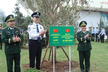 Delegates at the programme plant a tree at the Huu Nghi International Border Gate (Photo: VNA)