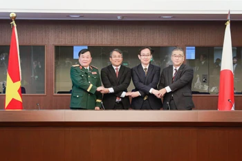 Vietnamese and Japanese officials before the consultation. (Photo: VNA)