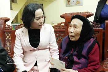 Vice Chairwoman Nguyen Thi Thanh visits Vietnamese Heroic Mother Nguyen Thi Thom. (Photo: VNA)