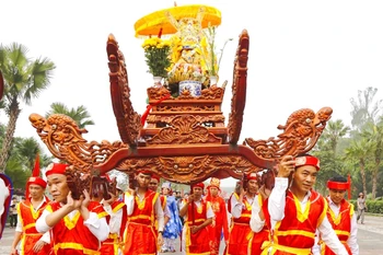 Processing the palanquins from nearby localities to the central festival yard of the Hung Temple in Phu Tho (Photo: baodantoc.vn)