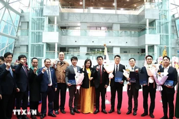 The honoured enterprises and individuals at the event. (Photo: VNA)