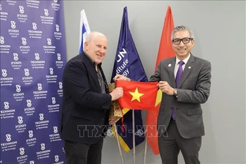 Vietnamese Ambassador to Israel Ly Duc Trung (R) and Executive Vice President for Research of Technion Prof. Noam Adir (Photo: VNA)