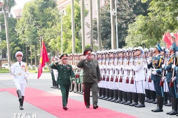 Gen. Nguyen Tan Cuong, Chief of the General Staff of the Vietnam People’s Army and Deputy Minister of National Defence (left) and Maj. Gen. Pavel Muraveiko review the Guard of Honour of the Vietnam People's Army. (Photo: VNA)