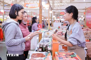 Visitors shop at Glorious Spring Fair 2026 (Photo: VNA)