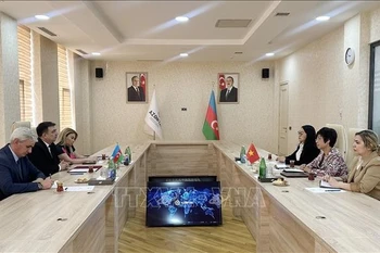 VNA General Director Vu Viet Trang (centre, right) and Chairman of the Board of the Azerbaijan State News Agency (AZERTAC) Vugar Alyev (centre, left) hold talks on May 8. (Photo: VNA)