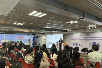 The launch ceremony of the “ThinkB4UClick” programme in Hanoi on October 27 (Photo: baoquocte.vn)