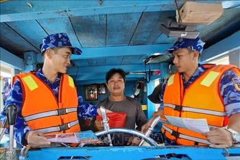 Law enforcement forces at sea in Ho Chi Minh City are working to raise awareness among fishermen about combating illegal, unreported, and unregulated (IUU) fishing (Photo: VNA)