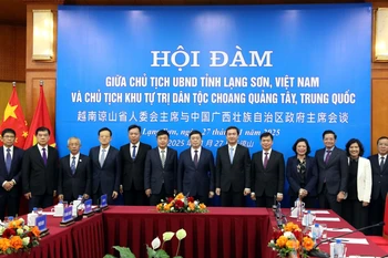Delegates at the talks between Deputy Secretary of the Party Committee and Chairman of the People’s Committee of northern Lang Son province Nguyen Canh Toan and Wei Tao, Deputy Secretary of the Party Committee and Chairman of the Guangxi Zhuang Autonomous Region (China) (Photo: VNA)