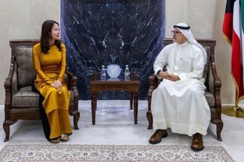 Vietnamese Deputy Minister of Foreign Affairs Nguyen Minh Hang (L) and Kuwaiti First Deputy Minister of Foreign Affairs Sheikh Jarrah Jaber Al-Ahmad Al-Sabah. (Photo: VNA)